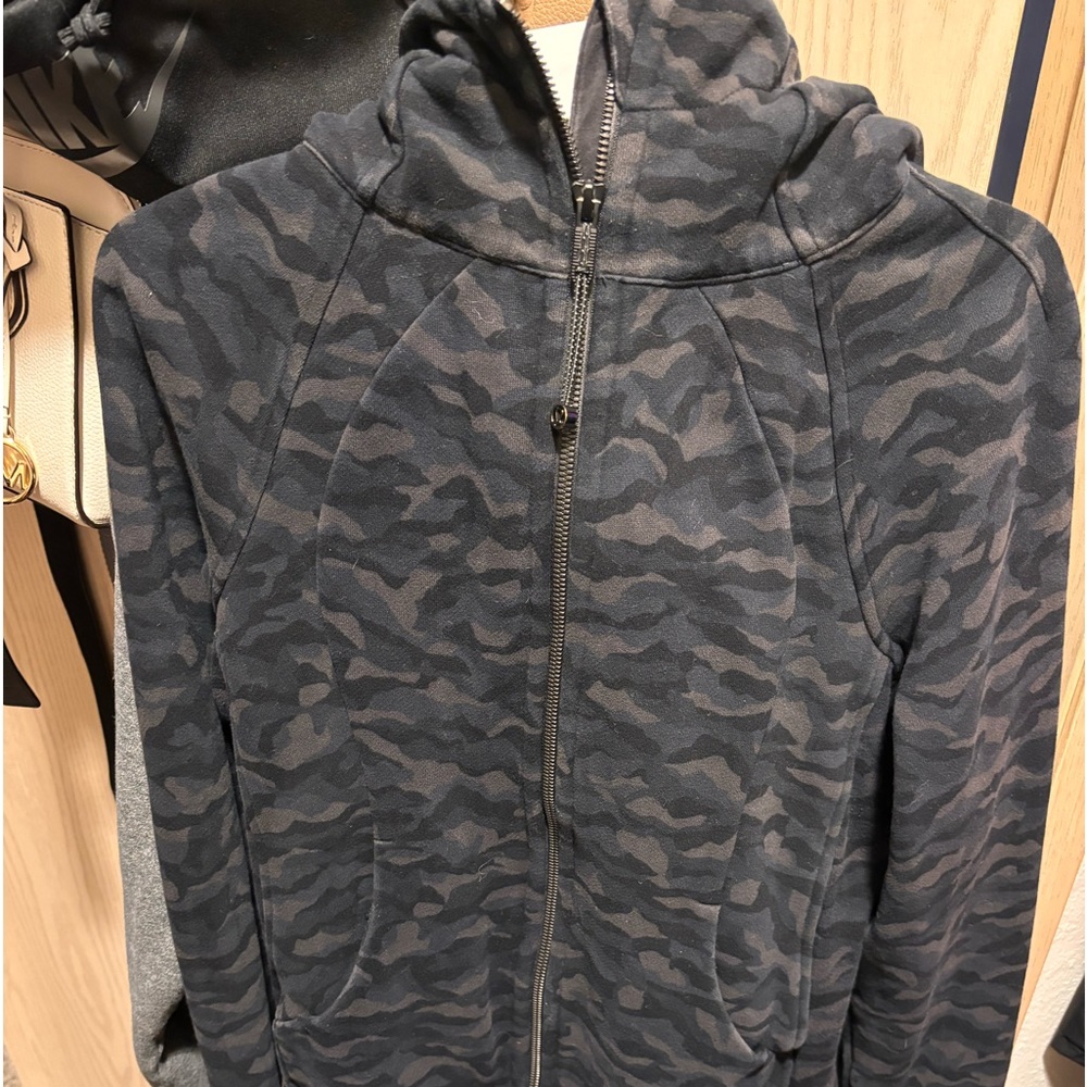 BLACK CAMO LULULEMON SCUBA SIZE 6